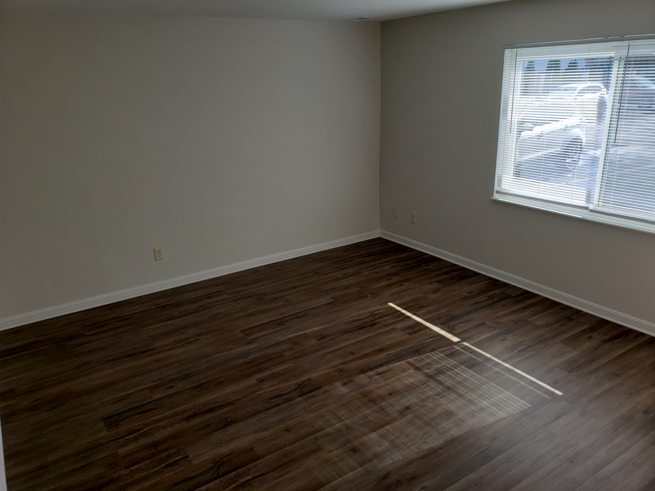 3-Bedroom – Oak Cabinets and Black Appliances