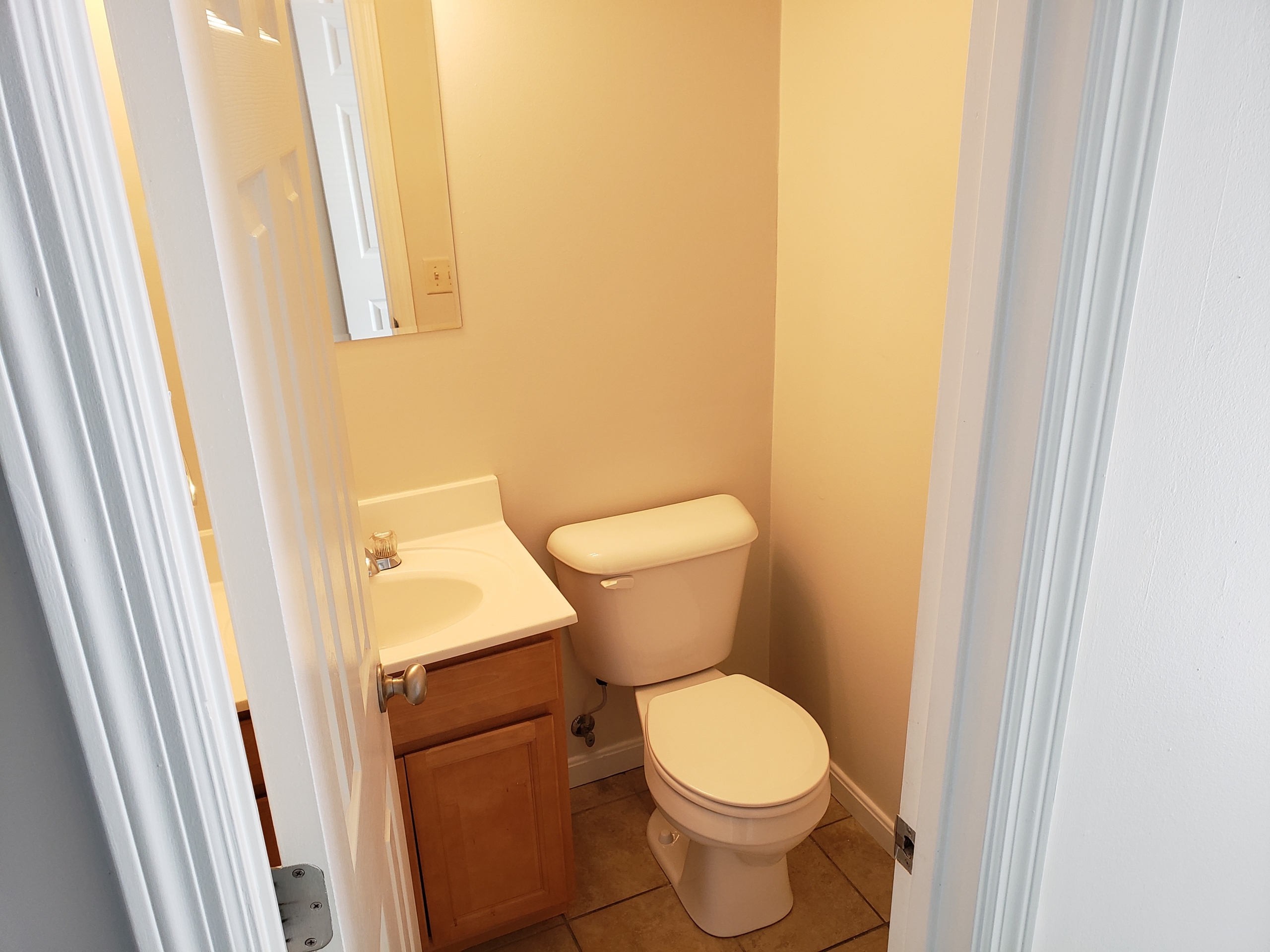 3-Bedroom – Oak Cabinets and Black Appliances