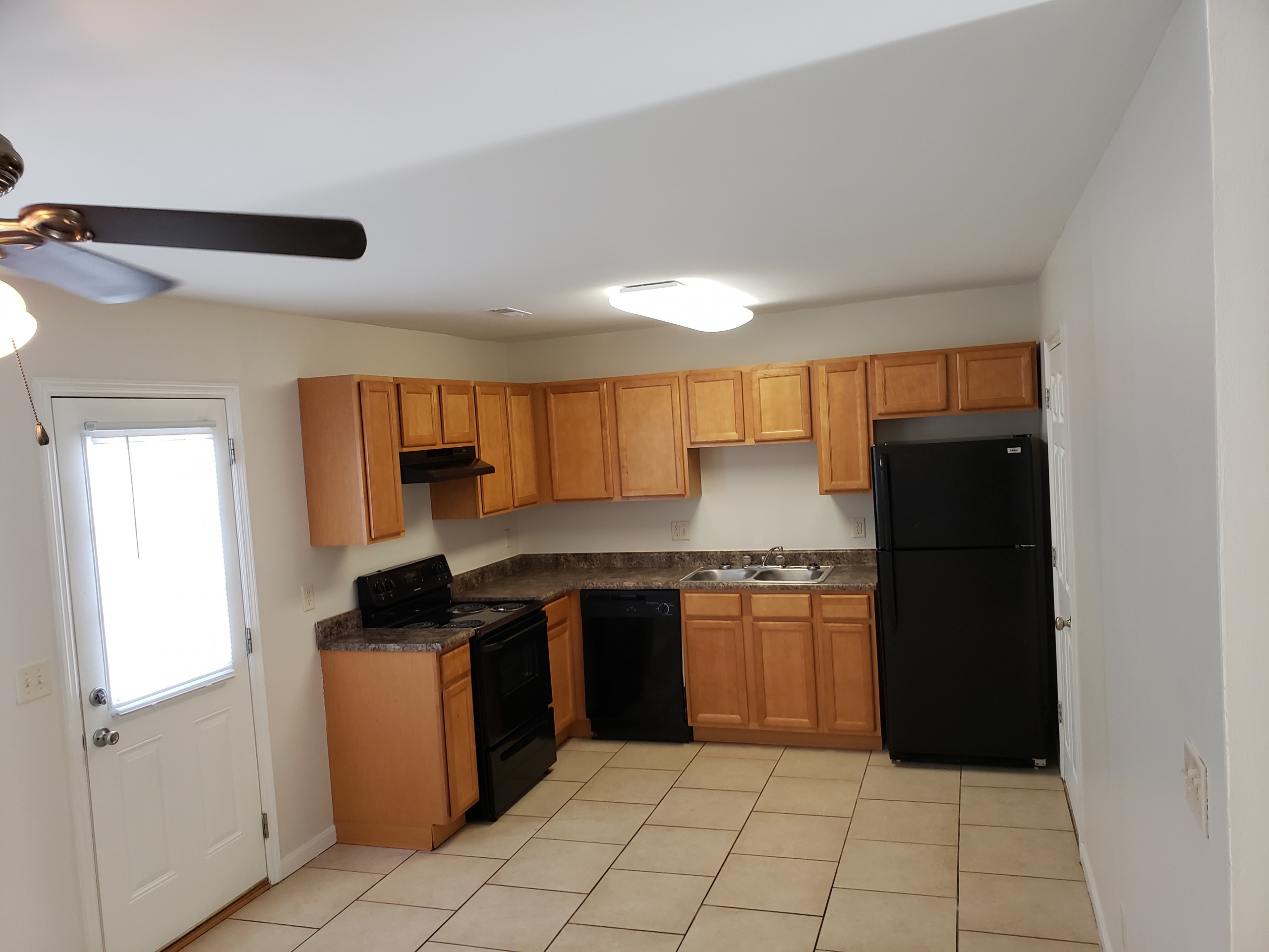 3-Bedroom – Oak Cabinets and Black Appliances