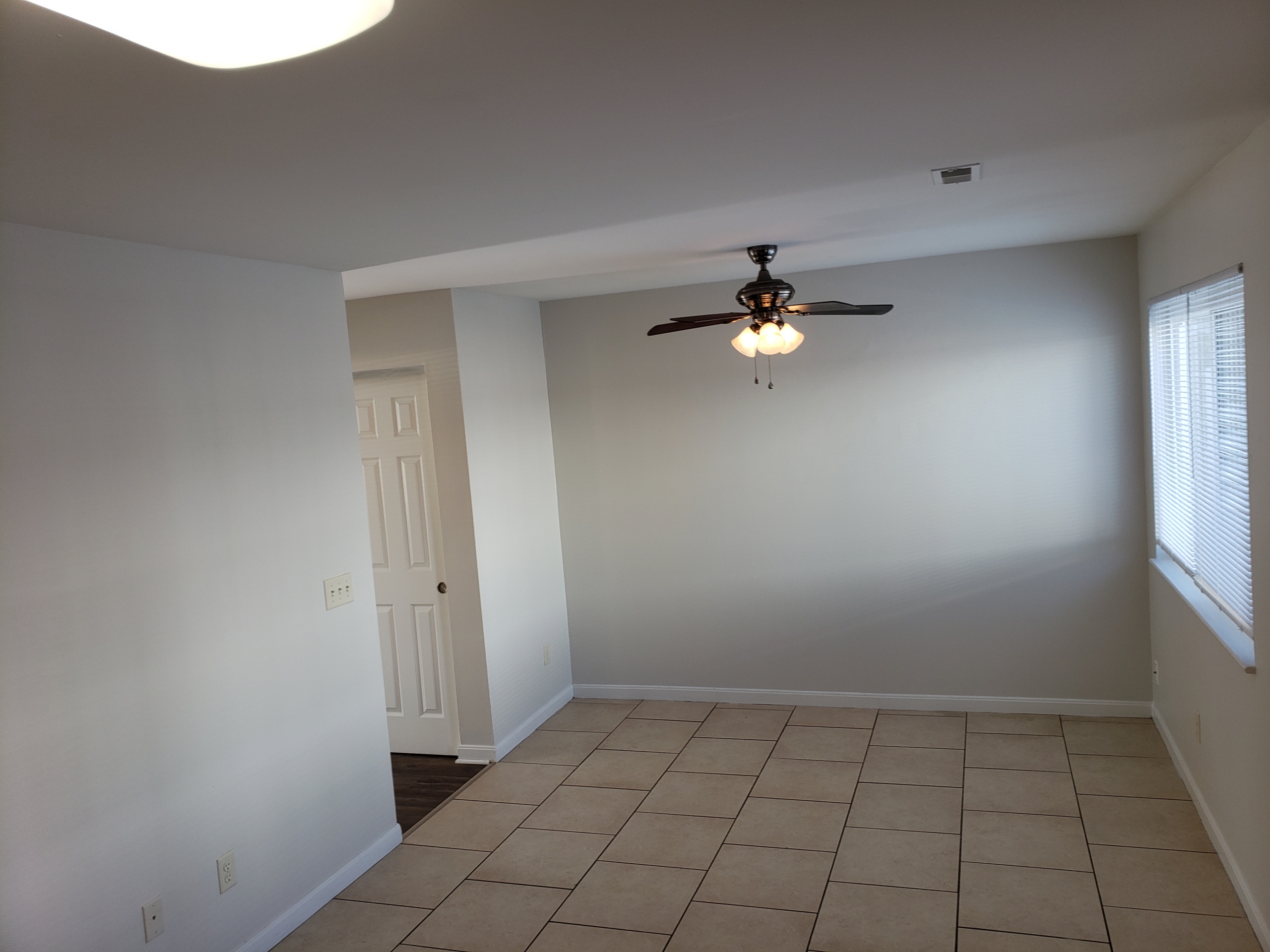 3-Bedroom – Oak Cabinets and Black Appliances