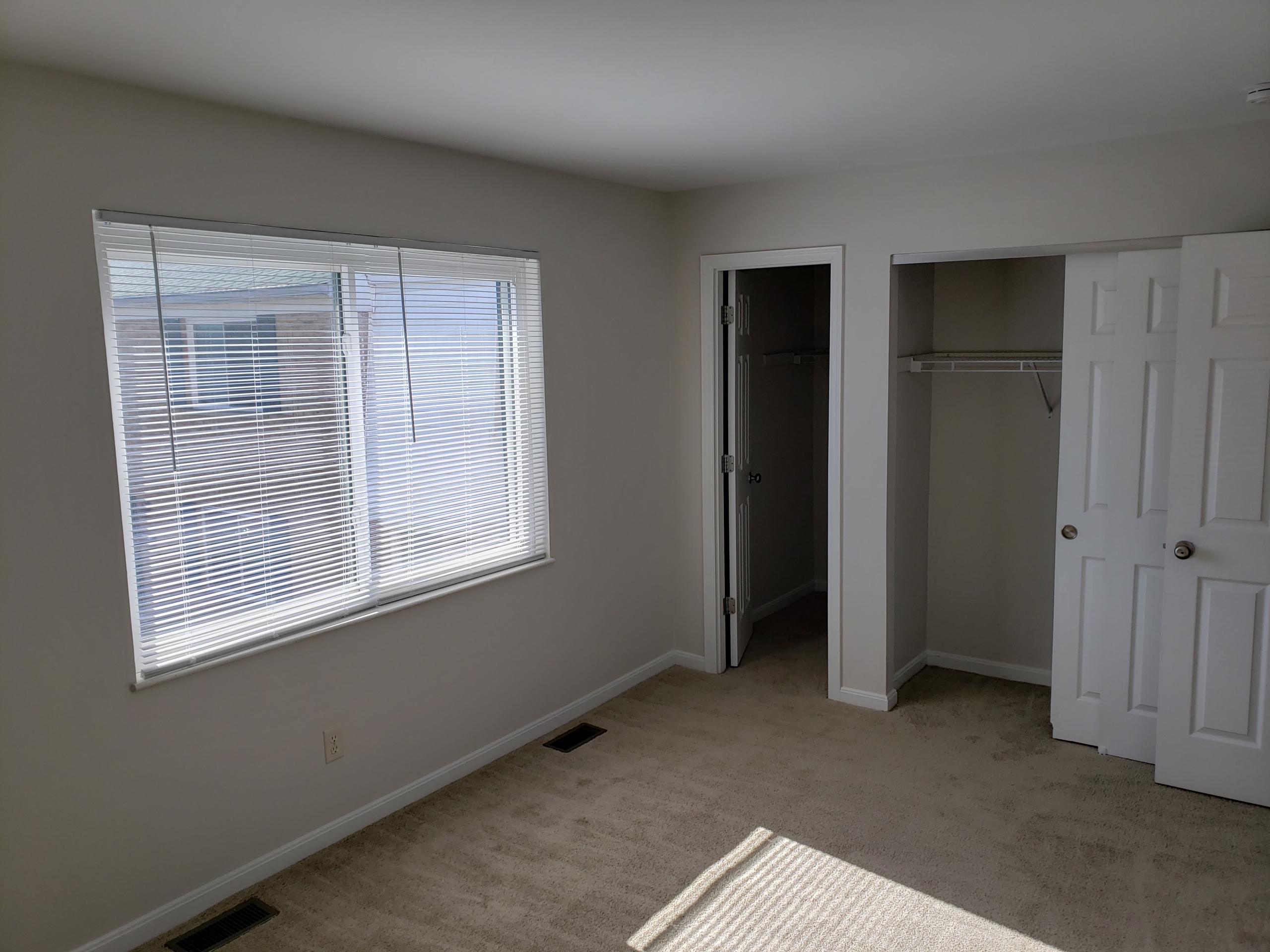 3-Bedroom – Oak Cabinets and Black Appliances