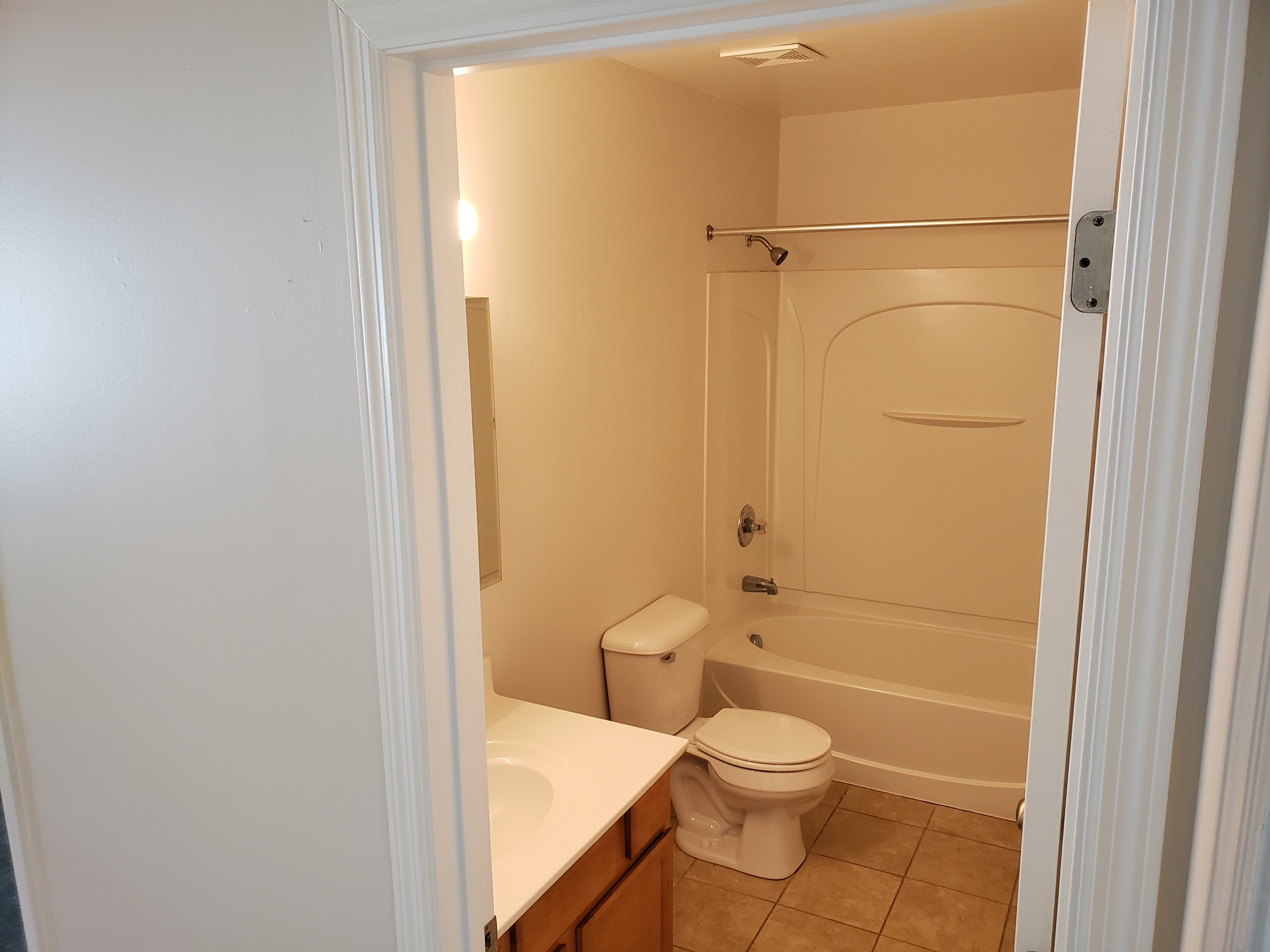 3-Bedroom – Oak Cabinets and Black Appliances