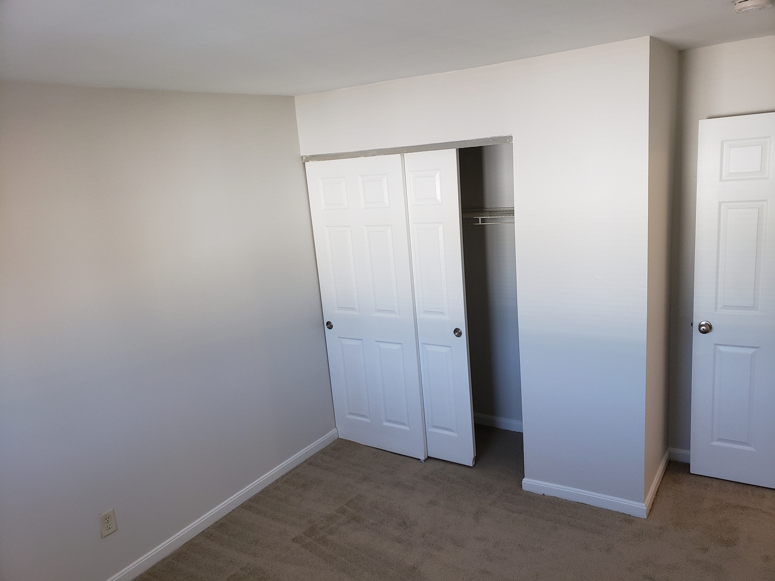 3-Bedroom – Oak Cabinets and Black Appliances