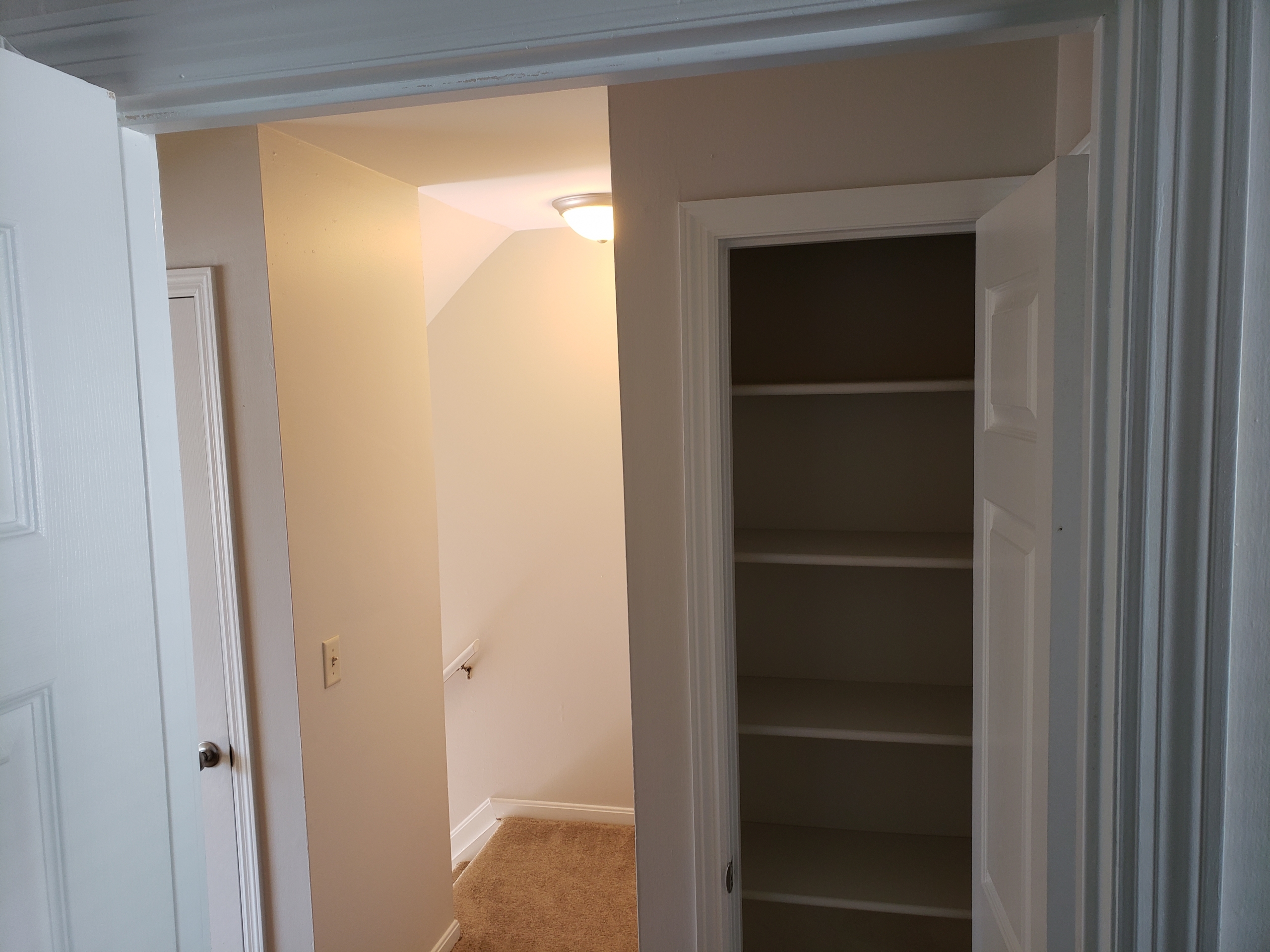3-Bedroom – Oak Cabinets and Black Appliances
