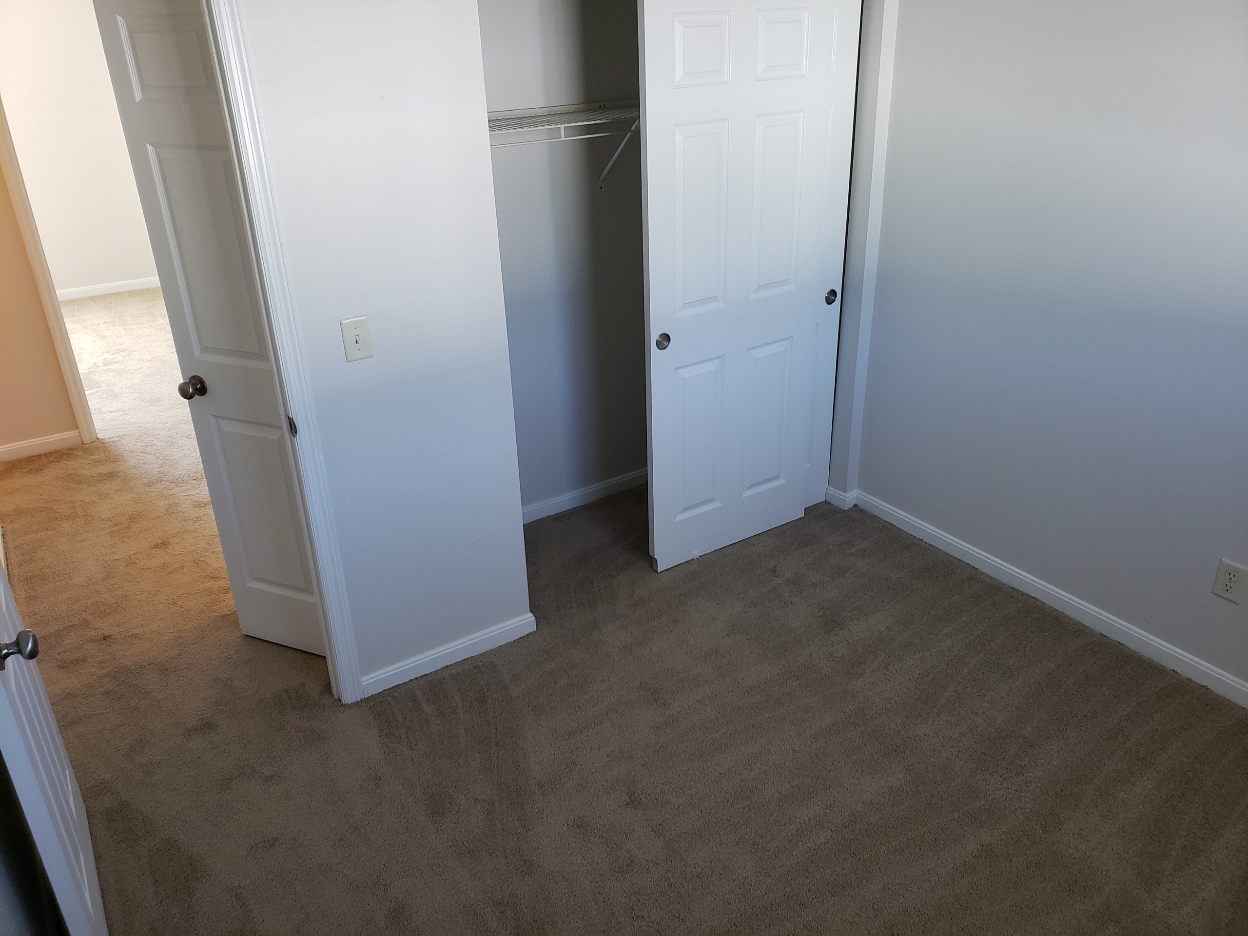 3-Bedroom – Oak Cabinets and Black Appliances