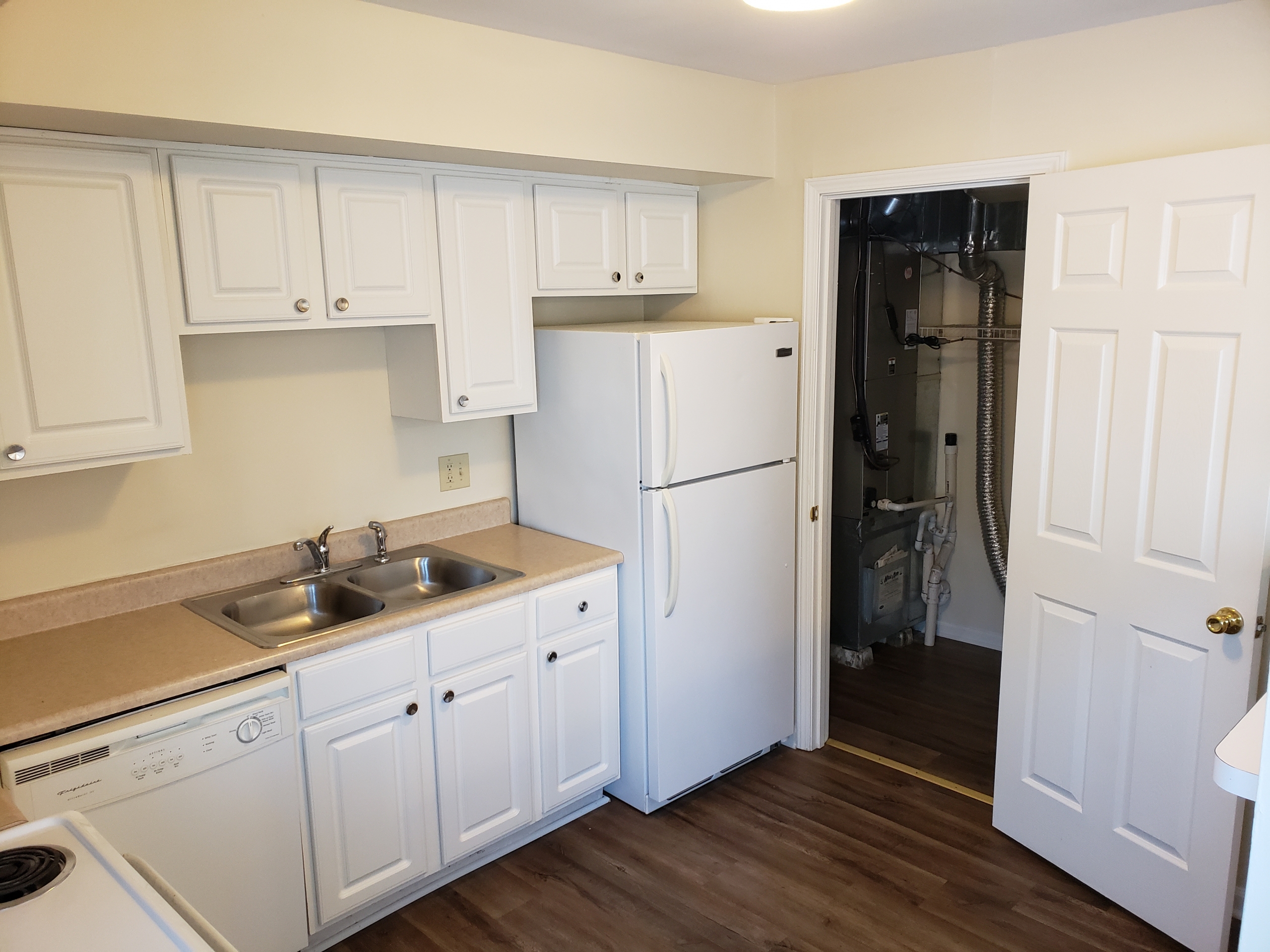 3-Bedroom – White Cabinets and White Appliances